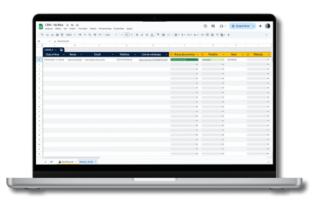 Foto de um notebook contendo o CRM da nutricionista que contratar a agência Na Reta