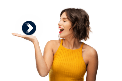 Foto de uma nutricionista feliz e bem-sucedida com o serviço de tráfego pago para nutricionistas da agência Na Reta